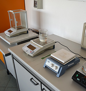 Laboratorio: bilance e piastre termoscaldanti